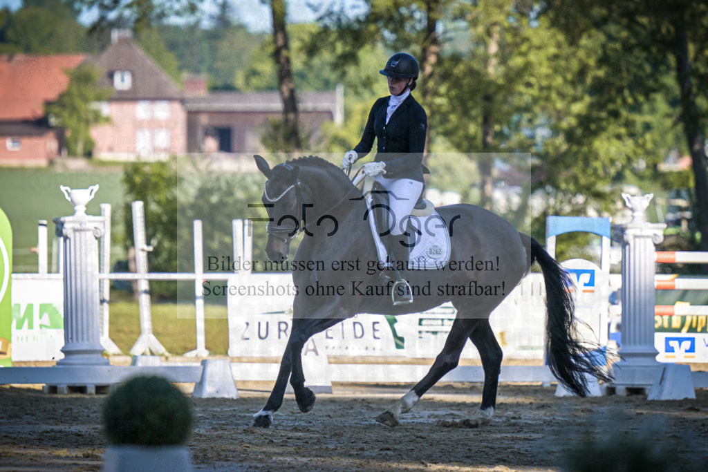 DOS_3955 | Entdecke hochwertige Reitturnierfotos von Foto Oger. Professionell, emotional und authentisch – jetzt Lieblingsmomente im Shop bestellen.Deutschlandweite Turnierfotografie. - Realisiert mit Pictrs.com