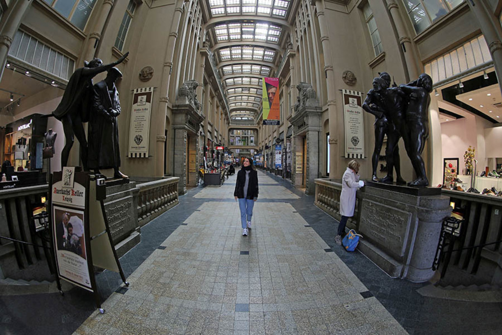 Foto: Leipzig - Faust-Skulpturen in der Mädler Passage | Das Team hinter BILDLEXIKON LEIPZIG bündelt historische wie aktuelle Informationen über die Stadt Leipzig in Text und Bild auf einer Plattform und stellt diese der interessierten Öffentlichkeit zur Verfügung.