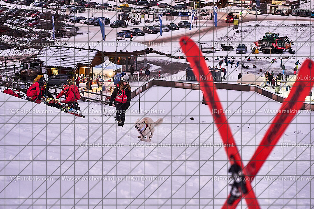 _ALP8049_NACHTderBALLONE_Lackenhof_Bergrettung | ... mit dem Ballonsportclub Ötscherland aus Wieselburg, der Bergrettung Lackenhof mit einer Schauübung, der Perchtengruppe 'Gaminger Ötscherteufeln' und dem Musikverein Lackenhof, So 28. Dezember 2025.          Die Bergrettung zeigte in der Schauübung verschiedene Herangehensweisen zur Personensuche und Rettung. Suche mit Verschüttetensuchhund, Drohne mit Wärmebildkamera und mit der Mannschaft. Schutz für verletzte Person und Abtransport.