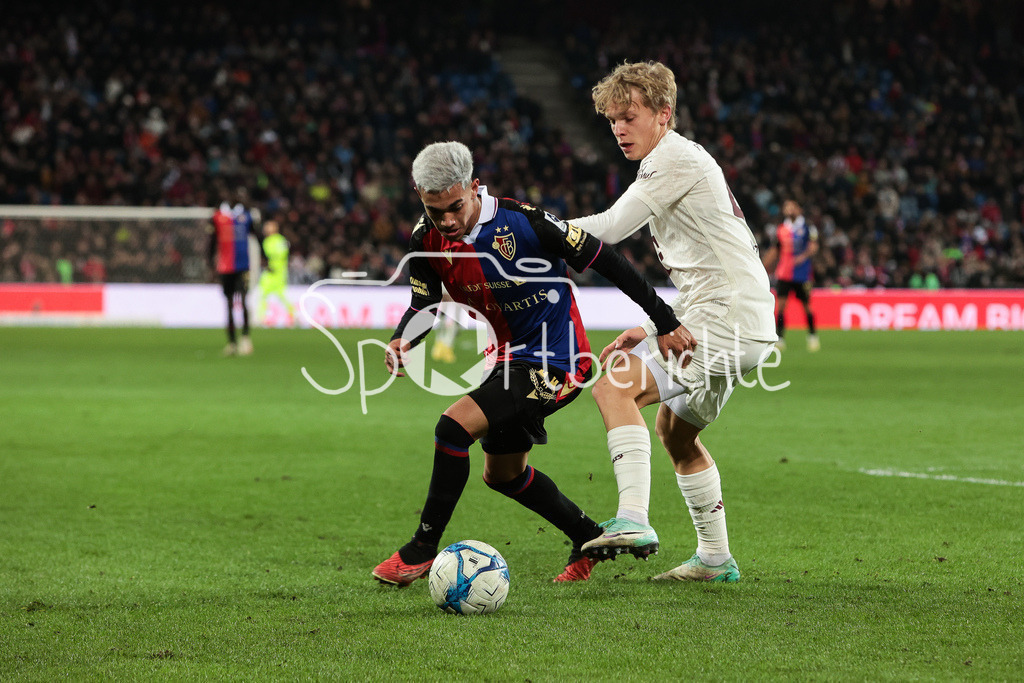 FC Basel - FC Bayern München | Juan GAUTO (Basel #33) im Duell mit Frans KRAETZIG (FCB #41) / Zweikampf