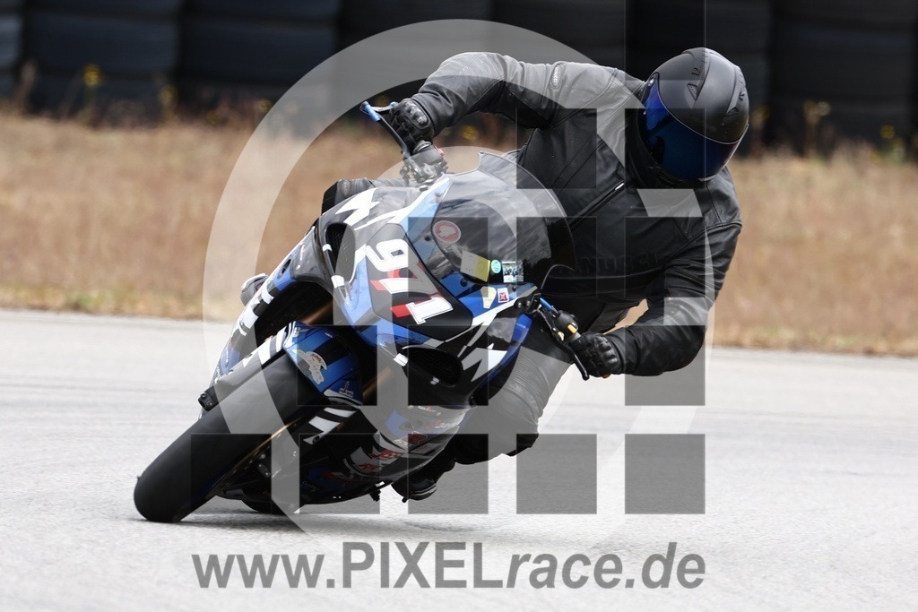 0971-20240511_01977 | Schöne Erinnerungen an spannende Momente - das festzuhalten ist unser Job. PIXELrace.de ist seit 2003 auf den Rennstrecken Europas unterwegs um die Action draußen beim Fahren und die wunderbare Stimmung imm Fahrerlager für euch einzufangen.