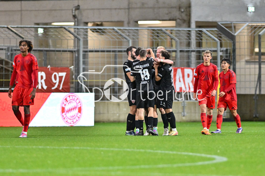 FC Bayern Amateure - TSV Buchbach | Jubel nach dem Treffer zum 2-2 der Gaeste / Freude / Happy / Tor / Torschuezte