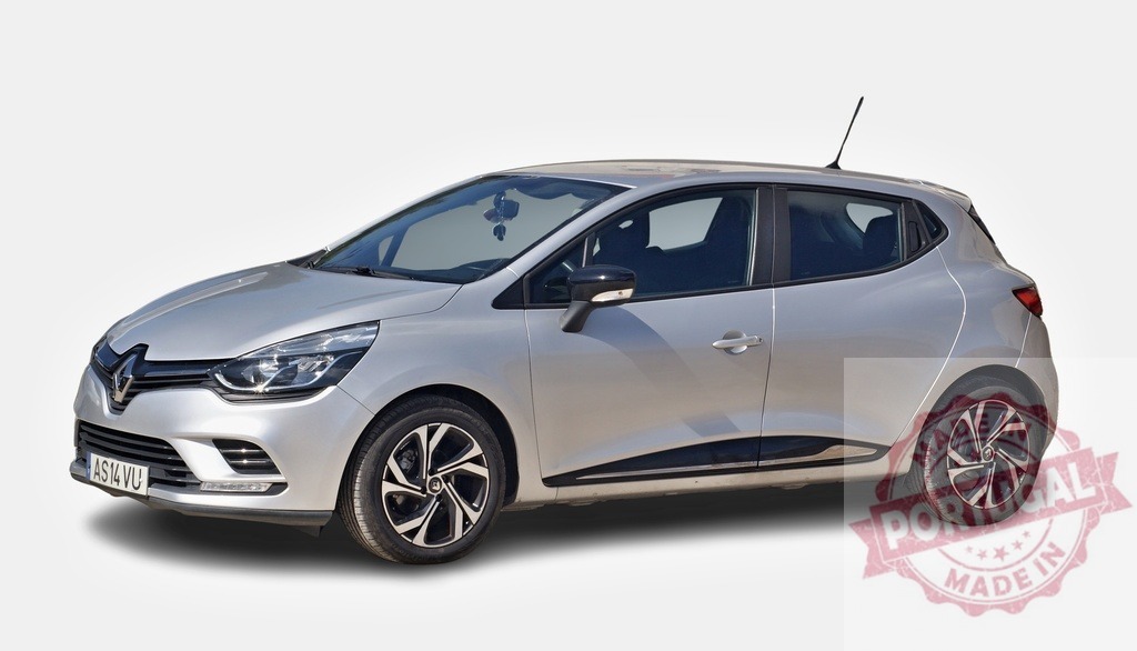 Silver Renault Clio parked on white background | Modern silver Renault Clio parked on a white background, showcasing its sleek design and alloy wheels - Realisiert mit Pictrs.com