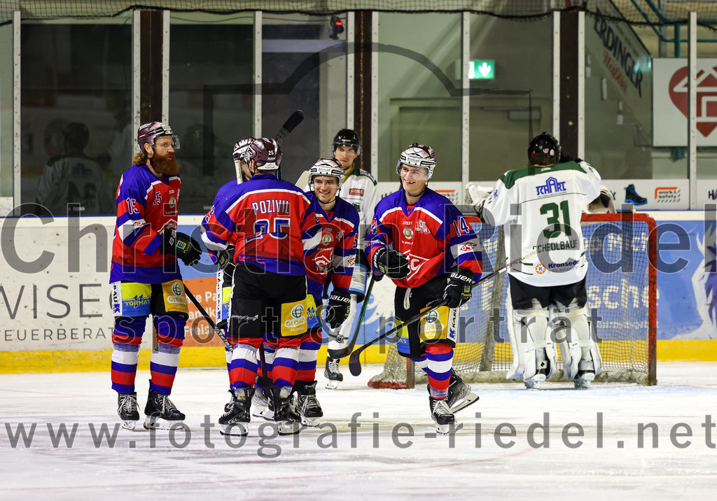 2022-09-09_032_TSV_Erding_gegen_Deggendorfer_SC | Erding, Deutschland, 09.09.2022:
Eishockey, Bayernliga 2022 / 2023, Testspiel, TSV Erding gegen Deggendorfer SC, Endergebnis: 2:5

Ondrej Pozivil (Deggendorfer SC, #25), Sascha Maul (Deggendorfer SC, #14)

Foto: Christian Riedel / fotografie-riedel.net