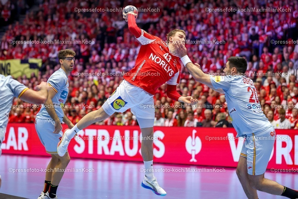 EHF24012602015 | 24.01.2026, Handball, Men's EHF EURO 2026, Dänemark -Spanien, Jyske Bank Boxen in Herning, Dänemark, Main Round:  Simon Bogetoft Pytlick (Denmark #43) wirft auf das Tor  gegen  Abel Serdio Guntín (Espania #20)