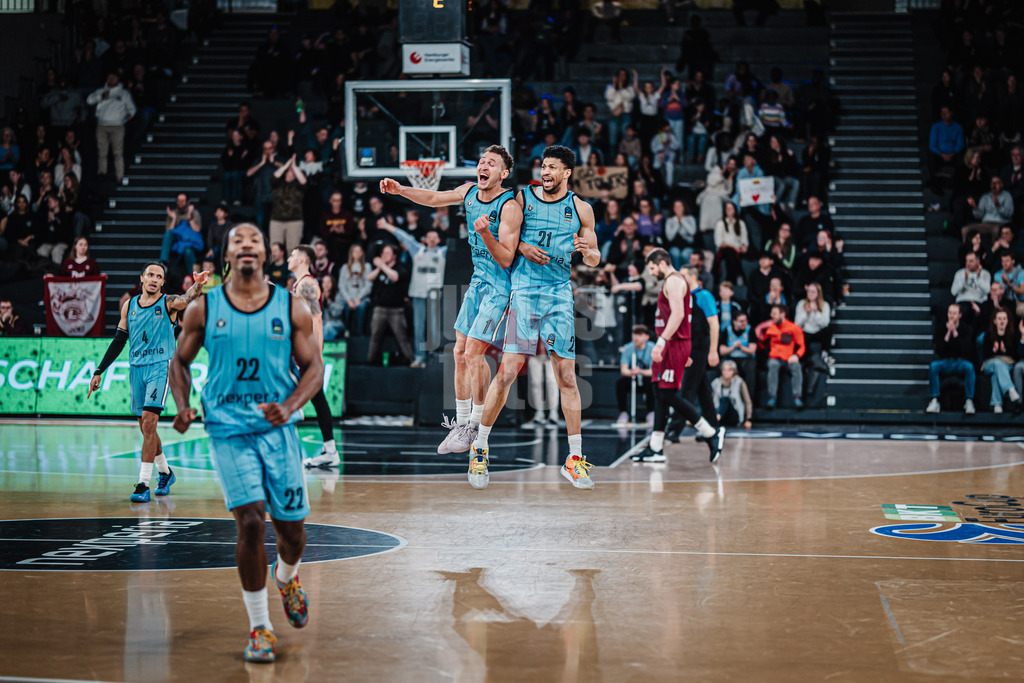 Basketball | Männer | Saison 2024/2025 | BKT EuroCup | Veolia Towers Hamburg vs. 7Bet-Lietkabelis Panevezys | 21.01.2025 | Jubel in der Luft v.l. Brae Ivey (#1, Veolia Towers Hamburg) und Jordan Barnett (#21, Veolia Towers Hamburg)