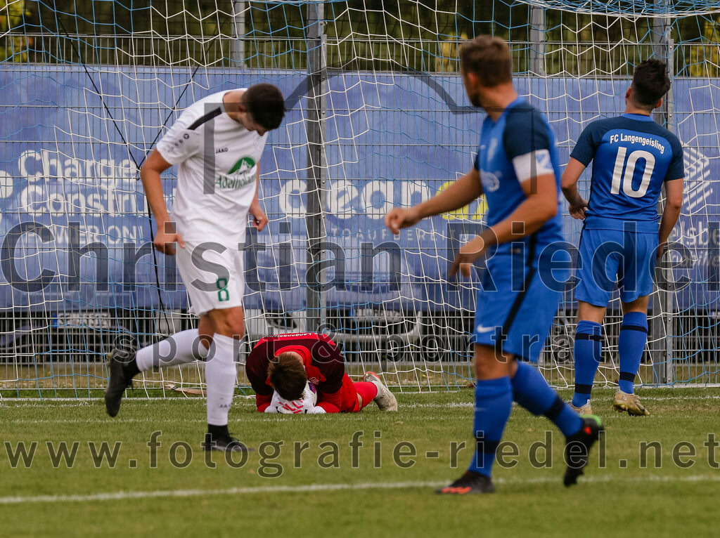 2023-10-14_082_FC_Langengeisling_gegen_TSV_Siegsdorf | Erding, Deutschland, 14.10.2023:
Fußball, Bezirksliga Oberbayern Ost 2023 / 2024, 13. Spieltag, FC Langengeisling gegen TSV Siegsdorf, Endergebnis: 3:0

Torwart Michael Hierl (FC Langengeisling, #1), Maximilian Maier (FC Langengeisling, #10)

Foto: Christian Riedel / fotografie-riedel.net