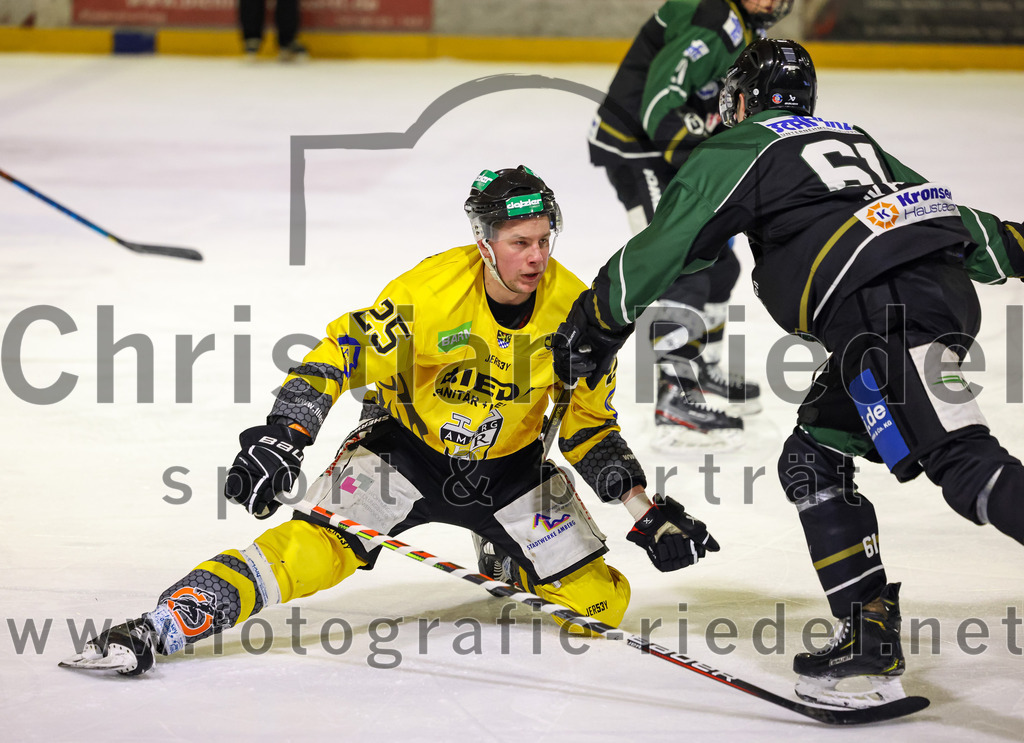 2023-02-10_062_TSV_Erding_gegen_ERSC_Amberg | Erding, Deutschland, 10.02.2023:
Eishockey, Bayernliga Meisterrunde Gruppe B 2022 / 2023, 3. Spieltag, TSV Erding gegen ERSC Amberg, Endergebnis: 6:3

Felix Köbele (ERSC Amberg, #25), Roni Rukajärvi (Erding Gladiators, #61)

Foto: Christian Riedel / fotografie-riedel.net