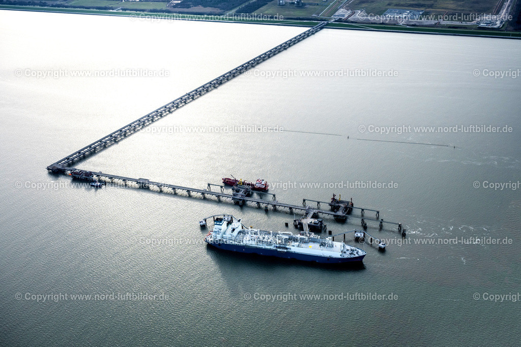 Wilhelmshaven_Höegh_Esperanza_LNG Speicher_und_Verdampfungsschiff_ELS_3678040223 | HOOKSIEL 04.02.2023 Wasserbrücke mit Leitungssystemen des LNG Erdgas und Flüssiggas- Terminal und Entladekai beim Entladen der " Höegh Esperanza " einem LNG-Speicher- und Verdampfungs-Schiff in Hooksiel im Bundesland Niedersachsen, Deutschland. Weiterführende Informationen bei: Höegh LNG AS,  Uniper Anlagenservice GmbH,  Uniper SE. // Water bridge with line systems of the LNG natural gas and liquid gas terminal and unloading dock when unloading the "Hoeegh Esperanza" an LNG storage and evaporation ship in Hooksiel in the state Lower Saxony, Germany. Further information at: Hoeegh LNG AS,  Uniper Anlagenservice GmbH,  Uniper SE. Foto: Martin Elsen