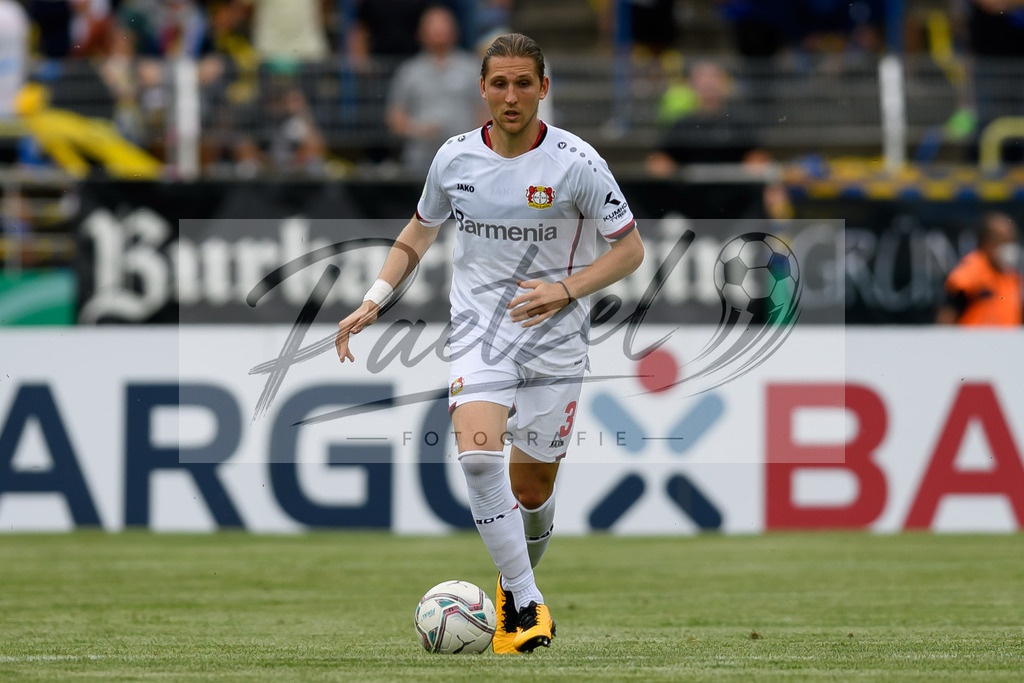 LLELEV20210807_105 | Fussball, Herren: Panagiotis Retsos (Bayer 04 Leverkusen) in Aktion, am Ball, Einzelaktion beim Spiel der 1. Runde im DFB-Pokal zwischen 1. FC Lokomotive Leipzig und Bayer 04 Leverkusen im Bruno-Plache-Stadion am 07.08.2021 in Leipzig, Deutschland.DFB / DFL REGULATIONS PROHIBIT ANY USE OF PHOTOGRAPHS AS IMAGE SEQUENCES AND/OR QUASI-VIDEO. - Realisiert mit Pictrs.com