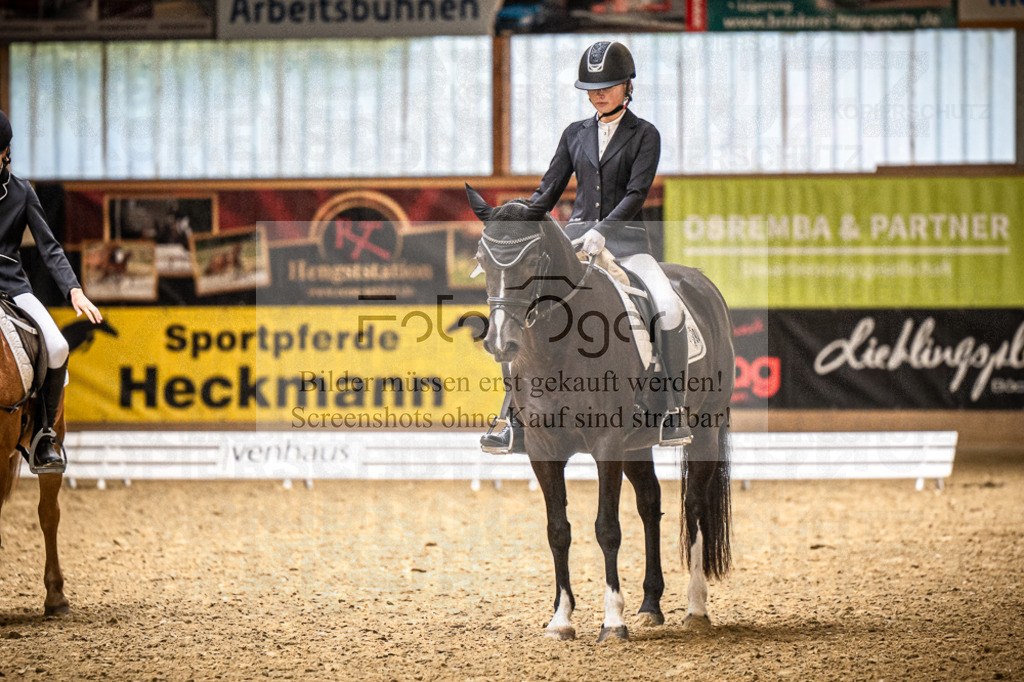 DOS_2046 | Entdecke hochwertige Reitturnierfotos von Foto Oger. Professionell, emotional und authentisch – jetzt Lieblingsmomente im Shop bestellen. - Realisiert mit Pictrs.com