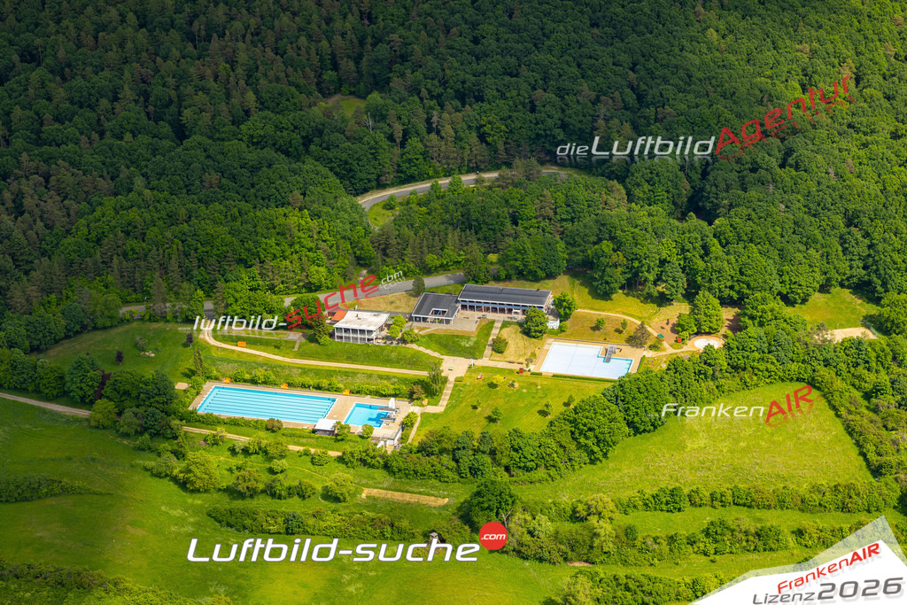 Die Luftaufnahme Freibad - Ebern wurde 2022 vom Flugzeug aus (keine Drohne) erstellt. Hohe Auflösung -für große Poster und Wandbilder geeignet - Garantiert!