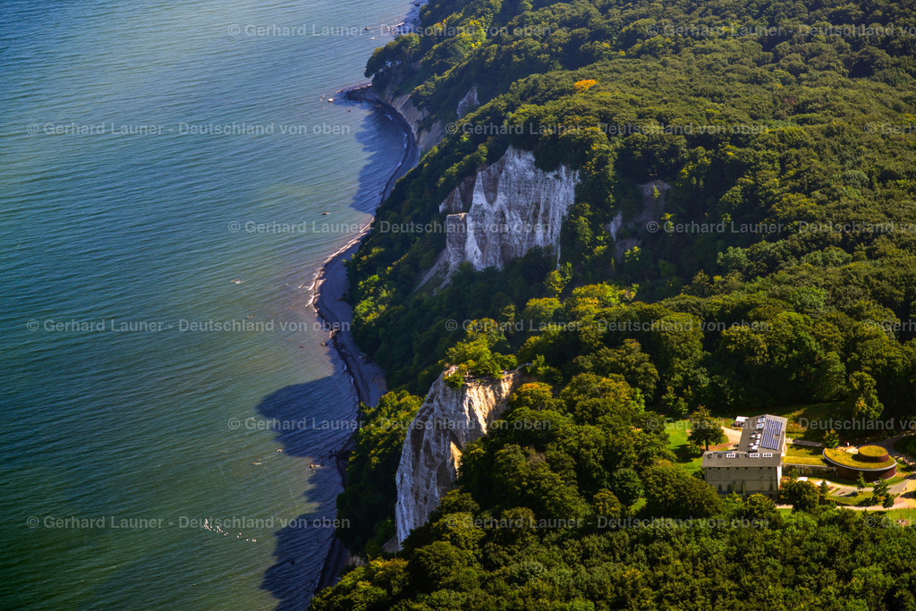 3637932 | LOHME 25.08.2016 Felsen- Küsten- Landschaft an der Steilküste - Kreidefelsen Königstuhl - in Lohme im Bundesland Mecklenburg-Vorpommern, Deutschland. Weiterführende Informationen bei: Nationalpark-Zentrum KÖNIGSSTUHL Sassnitz gemeinnützige GmbH. // Rock Coastline on the cliffs - Kreidefelsen Koenigstuhl - in Lohme in the state Mecklenburg - Western Pomerania, Germany. Further information at: Nationalpark-Zentrum KOeNIGSSTUHL Sassnitz gemeinnuetzige GmbH. Foto: Gerhard Launer