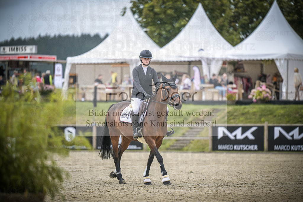 DOS_1334 | Entdecke hochwertige Reitturnierfotos von Foto Oger. Professionell, emotional und authentisch – jetzt Lieblingsmomente im Shop bestellen.Deutschlandweite Turnierfotografie. - Realisiert mit Pictrs.com