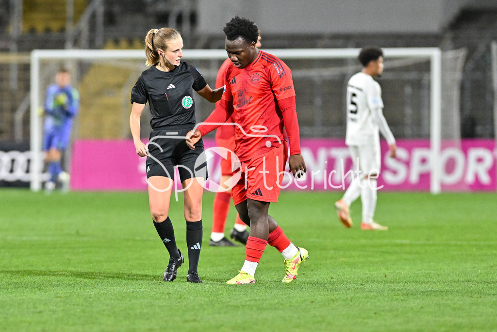 FC Bayern Amateure - TSV Schwaben Augsburg | im Gespraech Schiedsrichterin Davina LUTZ und Nestory IRANKUNDA (FC Bayern München II #9) / Regionalliga Bayern: FC Bayern Muenchen II - TSV Schwaben Augsburg, Gruenwalder Stadion am am 25.10.2024