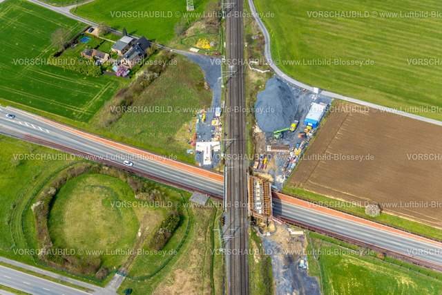 Voerde230301022Betuwe | Luftbild, Ausbau der Betuwe Linie zwischen Ruhrgebiet und den Niederlanden im Bereich Voerde zur dreigleisigen Bahnstrecke, , alle beschrankten Bahnübergänge werden entfallen oder durch Über- oder Unterführungen ersetzt werden. Vor allem ist die Ausbaumaßnahme für die Bahn mit der Verpflichtung verbunden, nunmehr Lärmschutz für die betroffenen Menschen zu gewähren. Stockum, Voerde, Niederrhein, Ruhrgebiet, Nordrhein-Westfalen, Deutschland