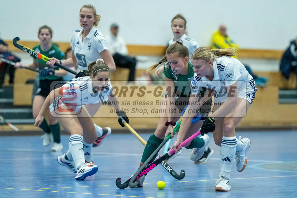 HK_20240113_107909 | 1. Bundesliga Damen Düsseldorfer HC - Club Raffelberg am 13.1.2024 DHC Halle, Düsseldorf , Clara Ycart ( Düsseldorfer HC #10 ) , Sarah Gehring ( Club Raffelberg #9 ) , Lilly Stoffelsma ( Düsseldorfer HC #50 )