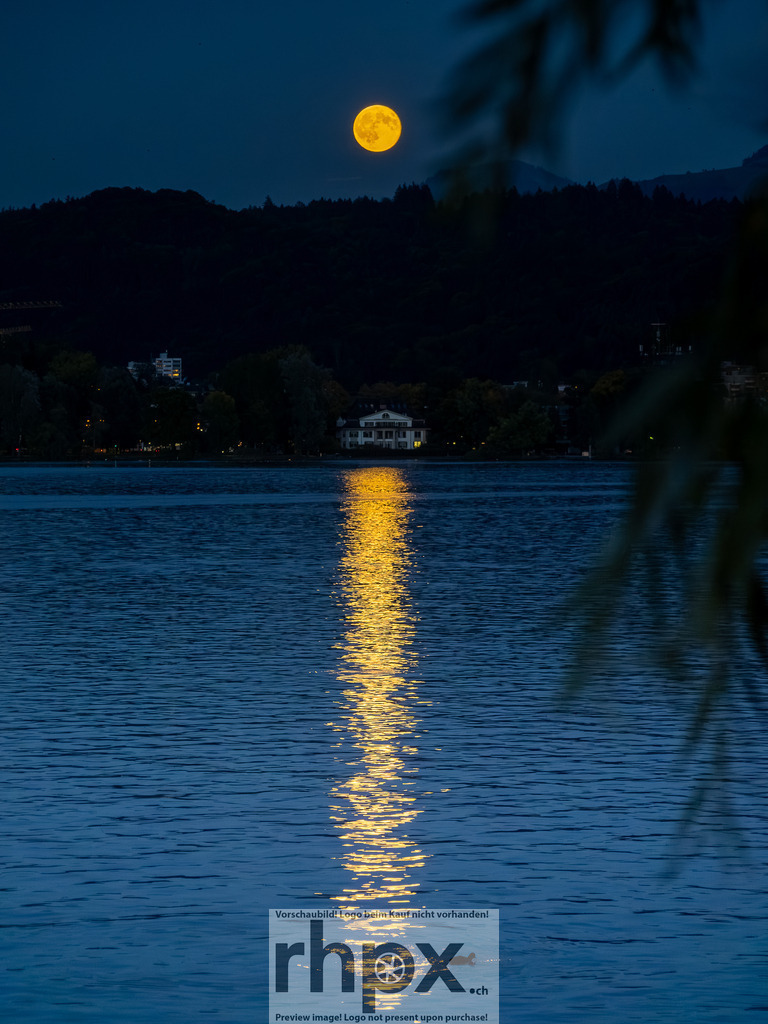 Supermond über Vierwaldstättersee | Stimmungsvolle Fotokunst aus Luzern. Erlebe den Pilatus, den See und die Stadt Luzern in exklusiven Aufnahmen in der Fotogalerie & Shop. - Realisiert mit Pictrs.com