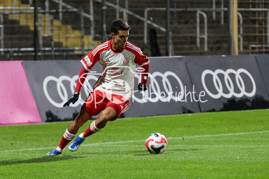FC Bayern Amateure - SV Wacker Burghausen | Lucas Fernando COPADO SCHROBENHAUSER (FCB #9) am Ball / Freisteller / Einzelfoto