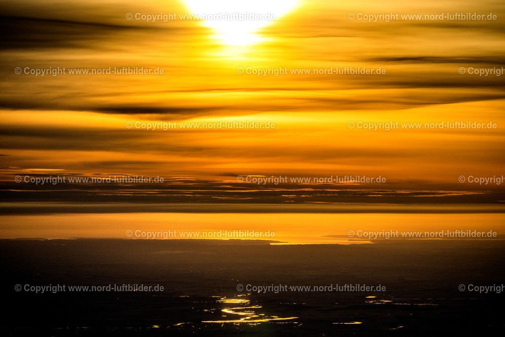 Sylt_Blick_Bis_Apenrade_Dänemark_ELS_0010010523 | HOYER 01.05.2023 Sonnenaufgang über der Landschaft von Hoyer bis Apenrade in Region Syddanmark, Dänemark. // Sunrise over the landscape from Hoyer to Apenrade in Region Syddanmark, Denmark. Foto: Martin Elsen