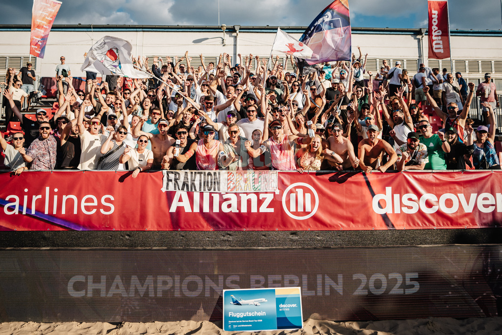 Beachvolleyball | Männer | Allianz German Beach Tour 2025 | Tourstop Berlin | 17.08.2025 | Siegerfoto mit den Fans, in der Mitte mit den Pokalen v.l. Alexander Horst und Moritz Pristauz