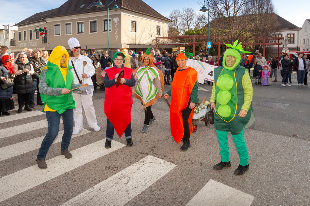 Umzug2025-146_9804 | Fotostrecke: FASCHINGSUMZUG 2025 in Loosdorf. 22 Masken(gruppen)-Teilnehmer: Loosdorfer Vereine, Wirtschaftstreibende, Gemeindeabordnungen sowie Kreditinstitute. rund 700 Besucher entlang der Hauptstrasse. Veranstaltungs-Sicherung durch Mannschaft der FF-Loosdorf mit schwerem Gerät. Maskenprämierung am EKZ-Platz durch Bgm. Thomas Vasku in den Kategorien: Bester Festwagen (Fa. gkonzept-Groissenberger; Beste Personengruppe-ASK-Loosdorf; Beste Einzelperson; Weiteste Anreise-FF Schollach;