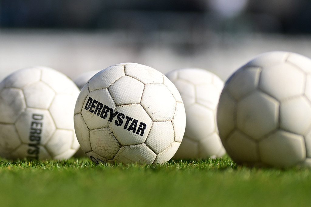 Fußball I Herren I Saison 2024-2025 I Regionalliga Nord I 25. Spieltag I VfB Lübeck - SSV Jeddeloh | Symbol, Symbolfoto, Symbolbild, Sinnbild, Bildsymbol, Darstellung, Signum: Fußball, Fussball, auf dem Boden, Ball, Linie, Rasen, tribüne, fußbälle, viele fußbälle, fussbälle, derbystar, weiß, bälle, viele bälle, sammlung,  - Realisiert mit Pictrs.com