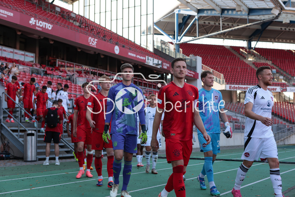 1. FC Nürnberg II - FC Bayern Amateure | Die beiden Mannschaften laufen vor der Partie zusammen ins Max Morlock Stadion