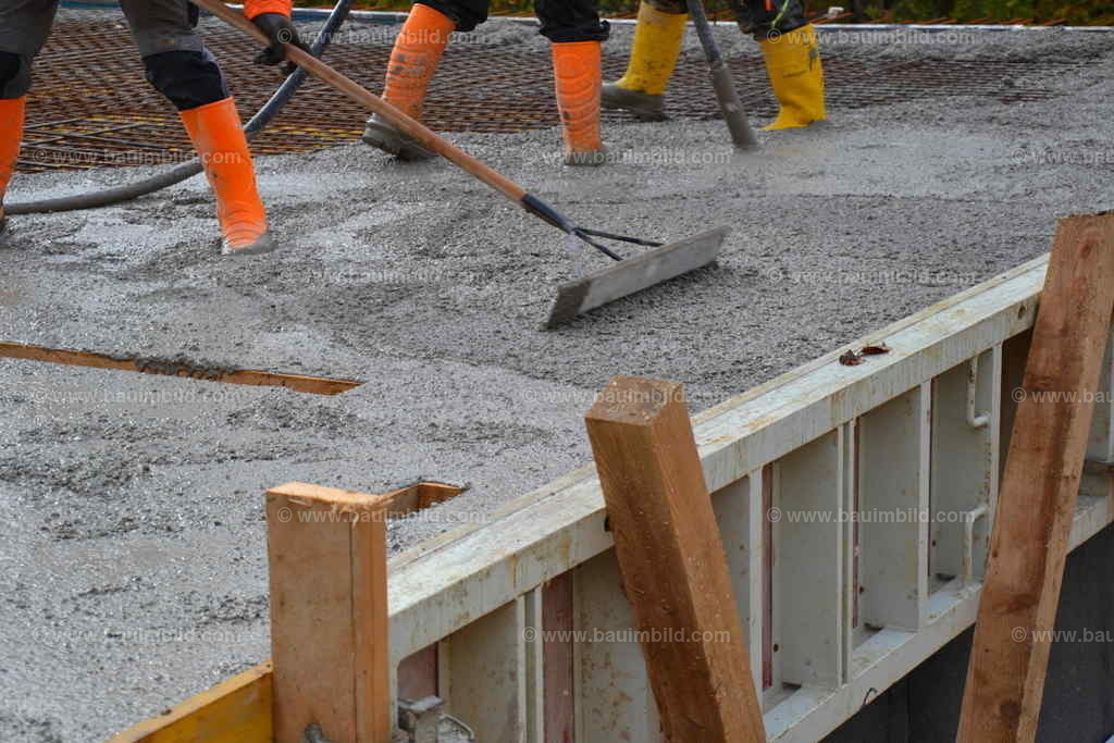 Betoneinbau Geschoßdecke | Arbeiter beim Einbau von Pumpbeton für Ortbetondecke