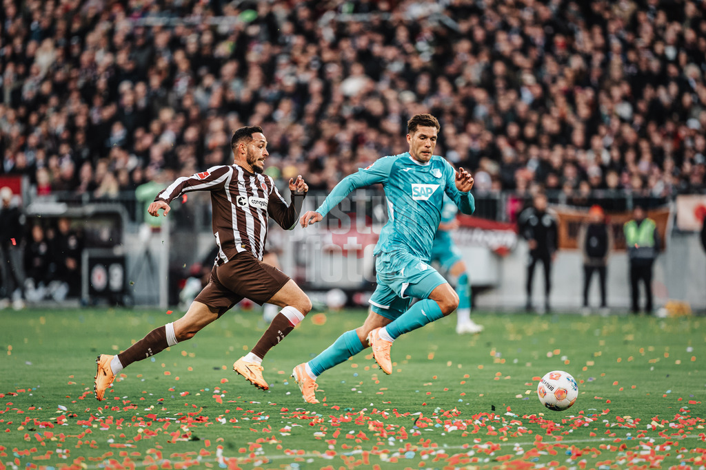 Fußball | Männer | Saison 2025/2026  | Fußball-Bundesliga | 07. Spieltag | FC St. Pauli vs. TSG Hoffenheim | 19.10.2025 | v.l. Mathias Pereira Lage (#28, FC St. Pauli) im Laufduell gegen Robin Hranac (#2, TSG Hoffenheim)