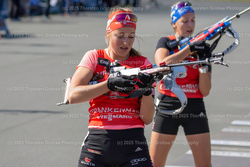 Deutsche Meisterschaften Biathlon 2018 | Deutsche Meisterschaften Biathlon 2018, Massenstart Frauen am 15.09.2018 in der DKB SKI ARENA in Oberhof, (Deutschland)

Bild: Franziska Preuss vom SC Haag / Zoll (3),
Luise Kummer vom SV Frankenhain / BwO (5) - Realisiert mit Pictrs.com