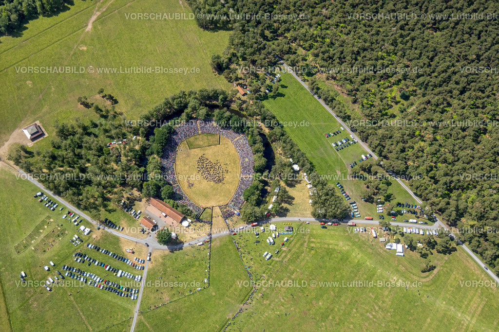 Duelmen220505128MerfelderBruchPferde | Luftbild, Wildpferdefang im Merfelder Bruch bei Dülmen, Arena der Wildpferdebahn, Herzöge von Croÿ Anwesen, Pferdeherde,  Merfeld, Dülmen, Münsterland, Nordrhein-Westfalen, Deutschland