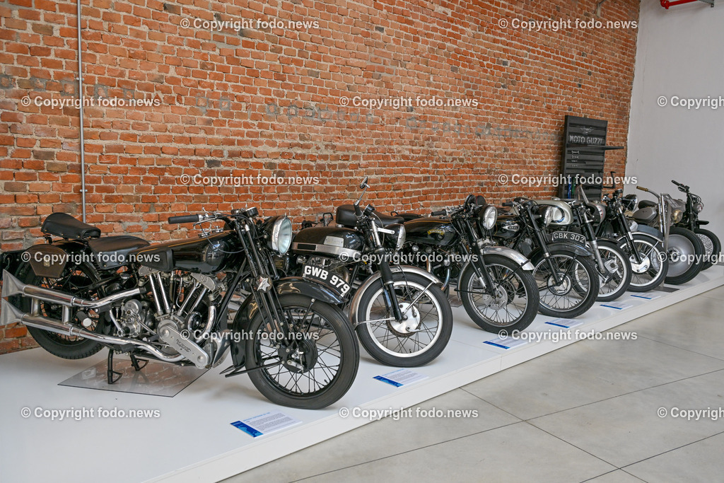 Italien_ Toskana_ Provinz Pisa_ Pontedera_ Vespa_ 29.05.2024-81 | 29.05.2024, Italien, ITA, Toskana, Pontedera im Bild Piaggio, Vespa, Museum

Piaggio ist ein italienischer Fahrzeughersteller mit Sitz in Pontedera. Das Unternehmen produziert verschiedene Mofas und Motorroller, unter anderem die Vespa, das Lastendreirad Ape sowie den Kleintransporter Porter. Zum Konzern gehören auch die Motorradmarken Aprilia, Derbi, Gilera, Laverda und Moto Guzzi. 
Quelle: Wikipedia