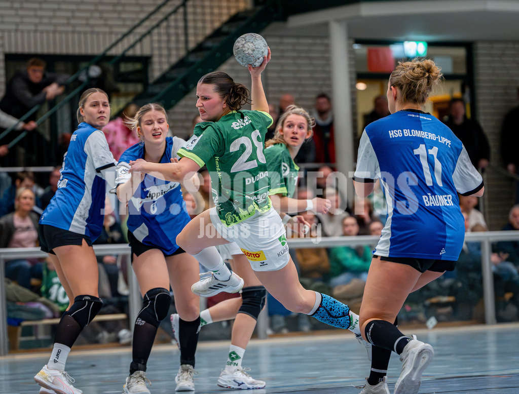 Handball I Frauen I Saison 2025-2026 I 3. Liga Staffel Nord I 10. Spieltag I SC SFN Vechta - HSG Blomberg-Lippe II I 0518 | Zug zum Tor Jette Dudda (28, SC SFN Vechta) - Realisiert mit Pictrs.com