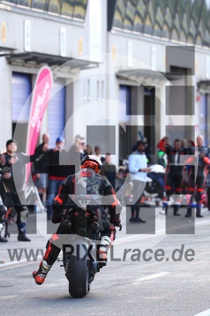 top-20250524_04382 | Schöne Erinnerungen an spannende Momente - das festzuhalten ist unser Job. PIXELrace.de ist seit 2003 auf den Rennstrecken Europas unterwegs um die Action draußen beim Fahren und die wunderbare Stimmung imm Fahrerlager für euch einzufangen.