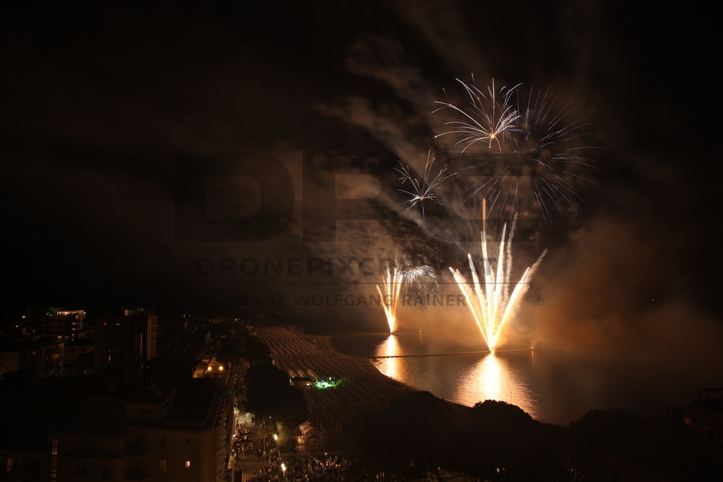 Ferragosto Fireworks in Grado, Italy | GRADO, ITALY, 15.AUG.26 - FIREWORKS - Ferragosto fireworks over the Adriatic Sea in Grado, Italy. Colorful fireworks light up the night sky above the beach, coastline and waterfront during the traditional summer celebration. - Realisiert mit Pictrs.com