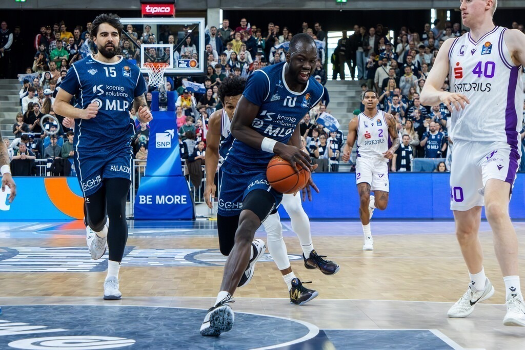 easy Credit BBL, Basketball Bundesliga, Saison 2024/25: MLP Academics Heidelberg gegen BG Göttingen***Am Ball: Bakary Dibba (10, Heidelberg) | easy Credit BBL, Basketball Bundesliga, Saison 2024/25: MLP Academics Heidelberg gegen BG Göttingen***Am Ball: Bakary Dibba (10, Heidelberg) - Realisiert mit Pictrs.com