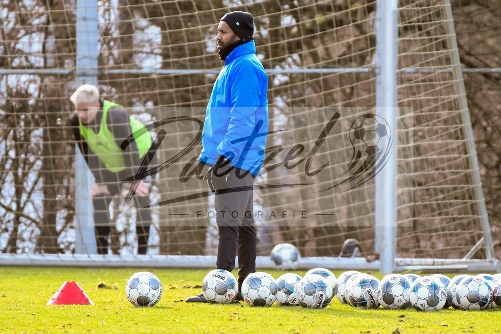 20200215_TRAOSN_0008 | Fussball, Herren: Trainer Daniel Thioune (VfL Osnabrueck) schaut waehrend der Trainingseinheit des VfL Osnabrueck im Sportpark Illoshoehe am 15.02.2020 in Osnabrueck, Deutschland. - Realisiert mit Pictrs.com