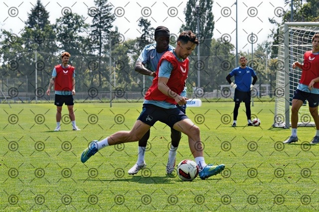 RGE_9911 | Hertha BSC, 2.Bundesliga, Herren, Fußball, Training auf dem Schenckendorffplatz, Montag 03.08. 2026, Saison 2026/27,  im Bild von li. Josip Brekalo (Hertha BSC ), Boris Lum ( Hertha BSC ),  Fotograf: Ralf Gebhardt - Realisiert mit Pictrs.com