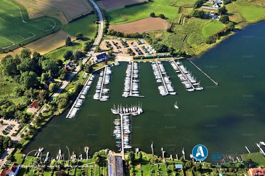 Luftbild Arnis - kleinste Stadt Deutschlands - Perle an der Schlei | Am 1. Januar 1934 wurde Arnis zunächst auf Probe zur Stadt erklärt, und das offizielle Stadtgründungsdatum wird am 14. April 1934 festgehalten, als der Schleswiger Landrat Anton Wallroth den ehrenamtlichen Bürgermeister ernannte. Diese Entscheidung war Teil einer allgemeinen Regelung, die am 20. Dezember 1933 beschlossen wurde, nach der alle Orte in Schleswig-Holstein, die bisher Städte oder Flecken waren, künftig als Städte geführt werden sollten.