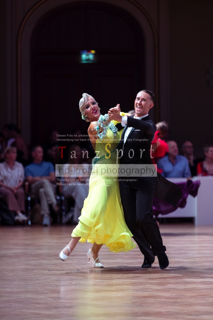 20250706_WDSF_World_Open_Std-dC25-5546 | Tanzsportbilder, Standardtanz, Lateintanz, WDSF, DTV, LTVB, dancecomp, goc, hessen tanzt, blaues band der spree, walzer, tango, wiener walzer, slowfox, quickstepp, samba, rumba, cha-cha-cha, paso doble. jive, hd-kroft photography, turniertanzsport