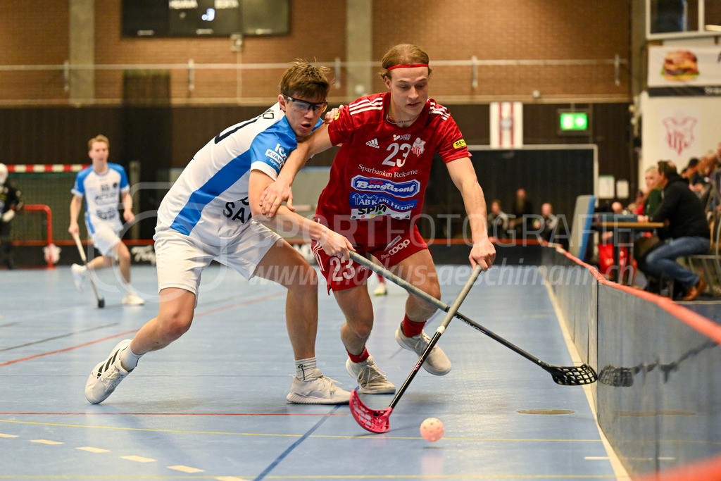 Strängnäs IBK vs FBC Kalmarsund Ungdom - 6. =January= 2024 | Strängnäs IBK vs FBC Kalmarsund Ungdom
Thomas Arena, Strängnäs
Hampus Grundel (#23 Strängnäs IBK) against Hannes Alvarmo (#90 FBC Kalmarsund Ungdom).
Bild: Sportfotografie Markus Aeschimann | www.markus-aeschimann.ch - Realisiert mit Pictrs.com