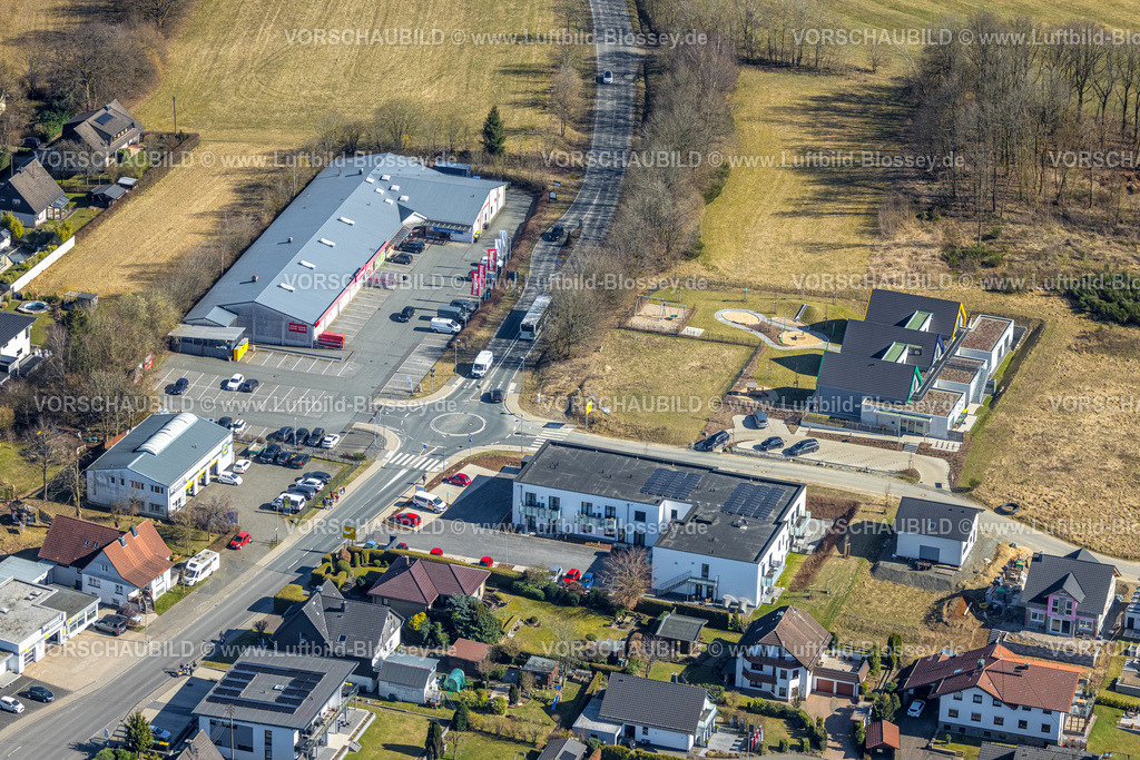 Wenden250307428Huensborn | Luftbild, Baustelle und Neubau Kita GFO Kindergarten St. Anna Hünsborn, Über der Delle, Einkaufszentrum Nahkauf Supermarkt am Kreisverkehr Siegener Straße, Hünsborn, Wenden, Sauerland, Nordrhein-Westfalen, Deutschland