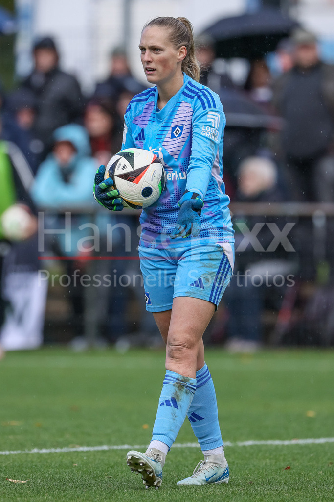Fussball, 2. Frauen-Bundesliga, Hamburger SV - Borussia Mönchengladbach | v.li.: Inga Schuldt (Torhüterin, Torwart, Hamburger SV, 1) am Ball, Einzelbild, Ganzkörper, Aktion, Action, Spielszene, stikuliert, mit den Armen gestikulieren, DIE DFB-RICHTLINIEN UNTERSAGEN JEGLICHE NUTZUNG VON FOTOS ALS SEQUENZBILDER UND/ODER VIDEOÄHNLICHE FOTOSTRECKEN. DFB REGULATIONS PROHIBIT ANY USE OF PHOTOGRAPHS AS IMAGE SEQUENCES AND/OR QUASI-VIDEO.