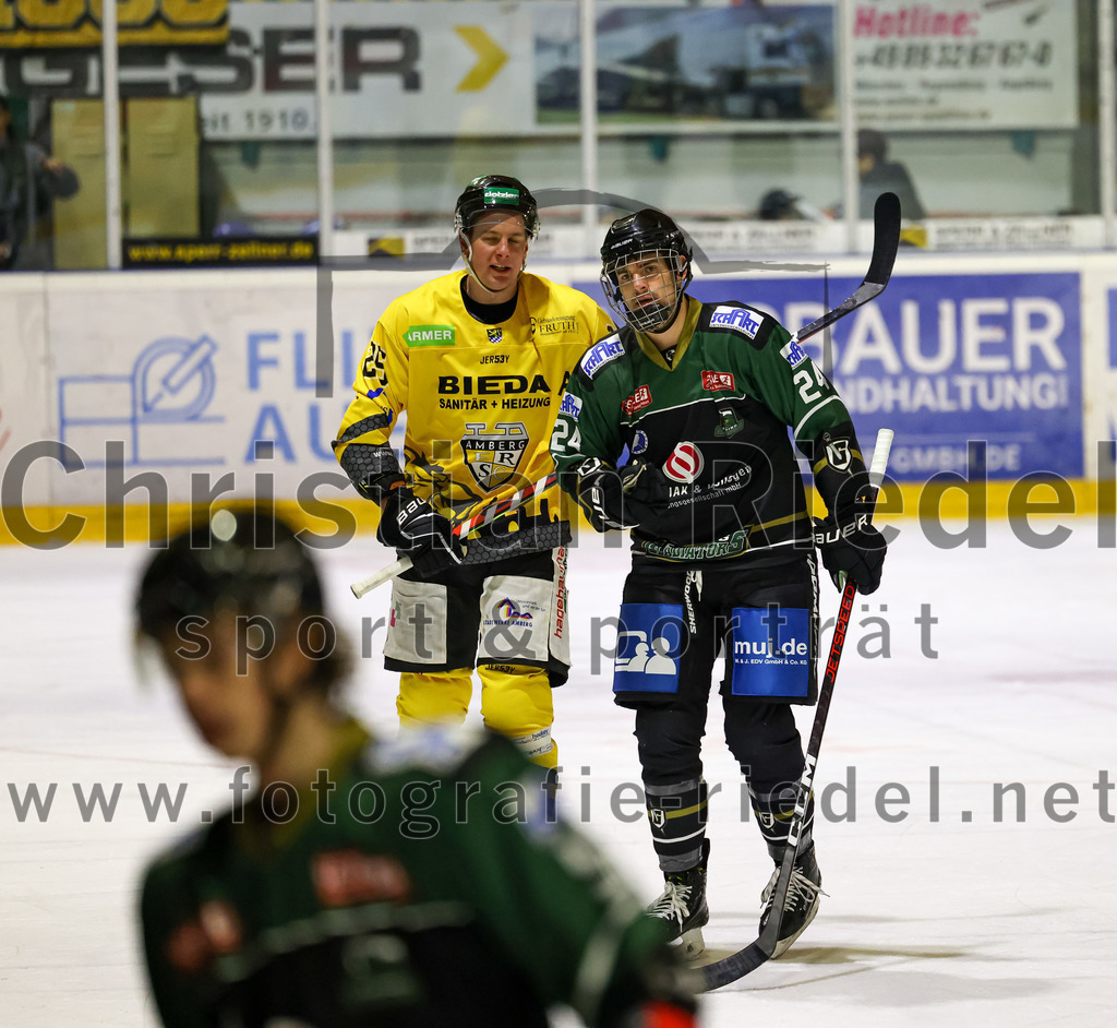2022-11-20_061_TSV_Erding_gegen_ERSC_Amberg | Erding, Deutschland, 20.11.2022:
Eishockey, Bayernliga 2022 / 2023, 15. Spieltag, TSV Erding gegen ERSC Amberg, Endergebnis: 5:1

Felix Köbele (ERSC Amberg, #25), Lukas Krämmer (Erding Gladiators, #24)

Foto: Christian Riedel / fotografie-riedel.net