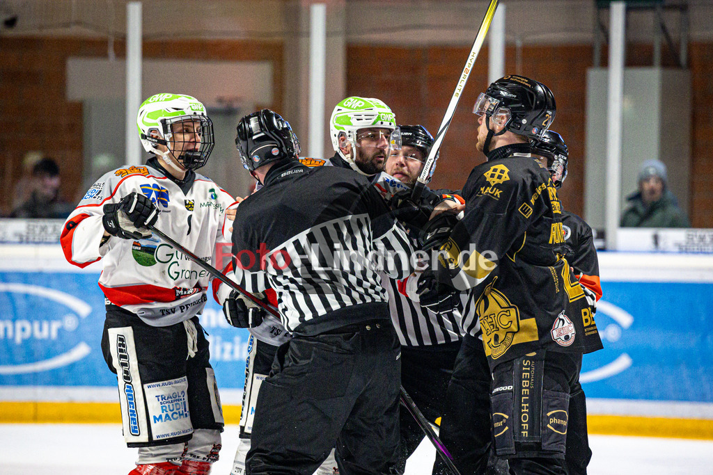 EHC Königsbrunn PINGUINE gegen TSV Peißenberg MINERS | Eishockey Bayernliga Herren Playoffs Viertelfinale 2024/25 - Spiel 5 von 7, EHC Königsbrunn PINGUINE gegen TSV Peißenberg MINERS, 20250218,Geladene Stimmung,2025-02-18 in Königsbrunn (Eisstadion Königsbrunn)Marius KLEIN (MINERS 25), Anton ENGEL (MINERS 9)Copyright: WolfgangxLindner foto-lindner.de