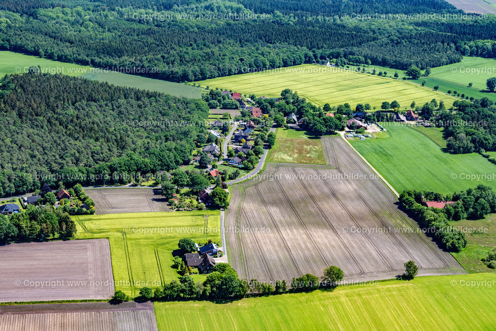 Ahrensmoor_Ost_ELS_7135030622 | AHLERSTEDT 03.06.2022 Ortsansicht der Straßen und Häuser der Wohngebiete in Ahrensmoor Ost im Bundesland Niedersachsen, Deutschland. // Town View of the streets and houses of the residential areas in Ahrensmoor Ost in the state Lower Saxony, Germany. Foto: Martin Elsen