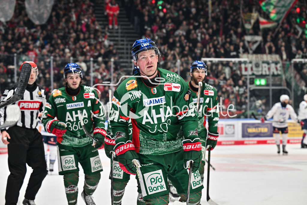 Augsburger Panther - Adler Mannheim | AUGSBURG, GERMANY - 28. DECEMBER: Jubel der Panther nach dem Treffer zum 1-0 durch Cody KUNYK (Augsburger Panther 20) / Tor / Torschuetze / Freude / Happy während dem Match zwischen den Augsburger Panthern und den Adler Mannehim am 33. Spieltag der Penny DEL im Curt Frenzel Stadion