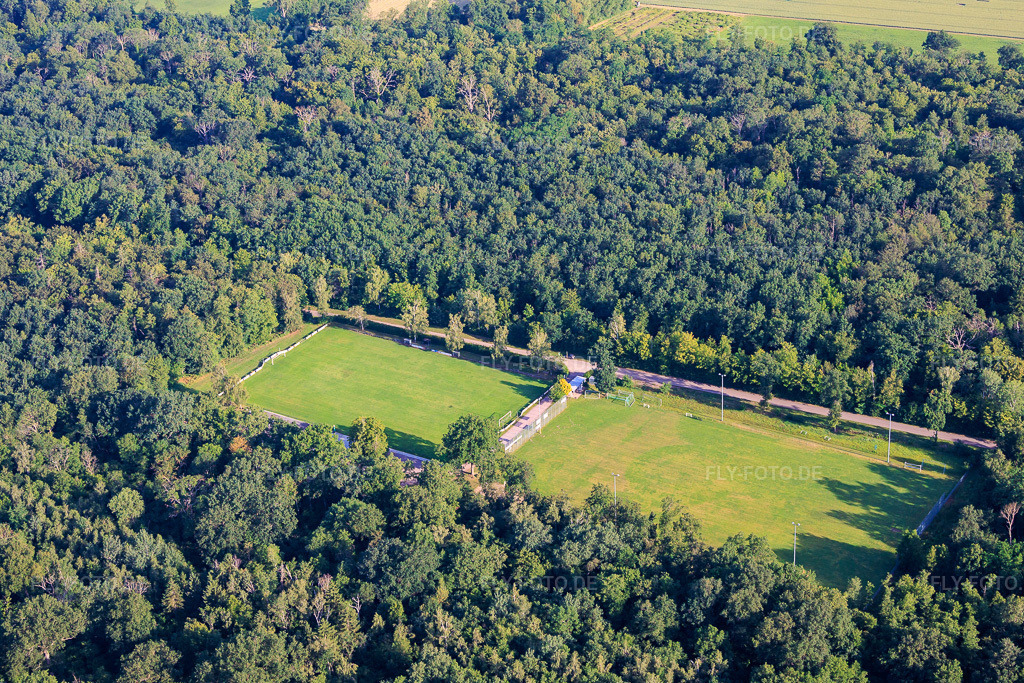 Luftbild: Fußballplatz des VfB 1921 Hochstadt e.V. im Wald im Ortsteil Niederhochstadt in Hochstadt im Bundesland Rheinland-Pfalz in Deutschland. – Foto: IMG_157520.jpg vom 18.06.2026 durch Werner Riehm/FLY-FOTO.de – Auflösung des Originals: 5371 x 3581 px – VfB 1921 Hochstadt e.V.