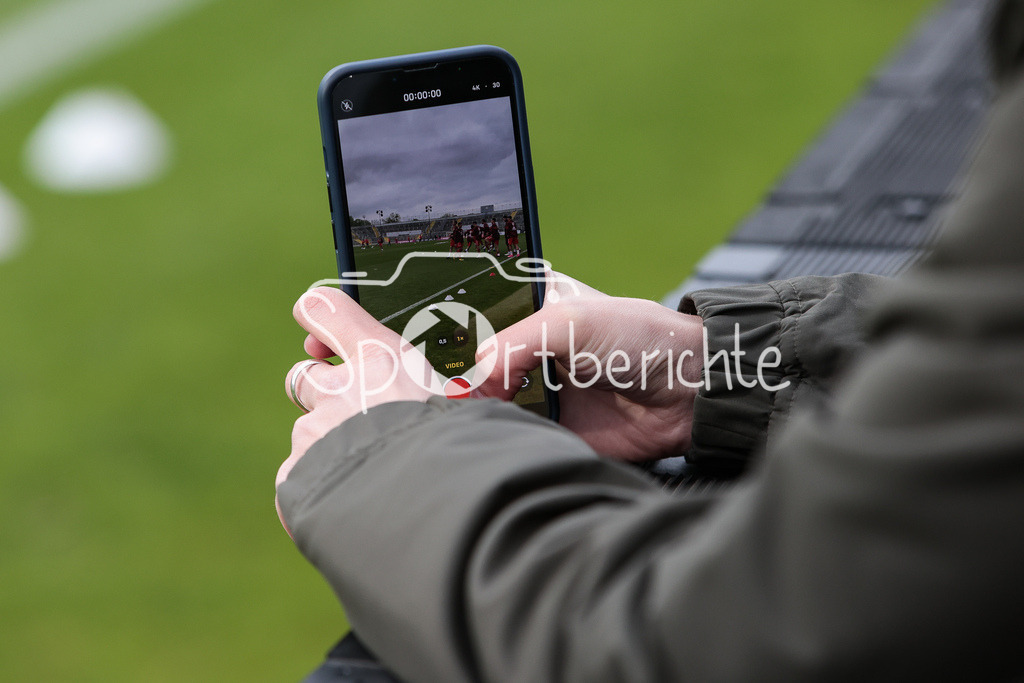 FC Bayern Amateure - SpVgg Hankofen-Hailing | Das warmmachen der Spieler wird auf Video festgehalten / iPhone / Symbolbild / Handykamera / Stadion an der Gruenwalder Strasse / Filmen / Foto /